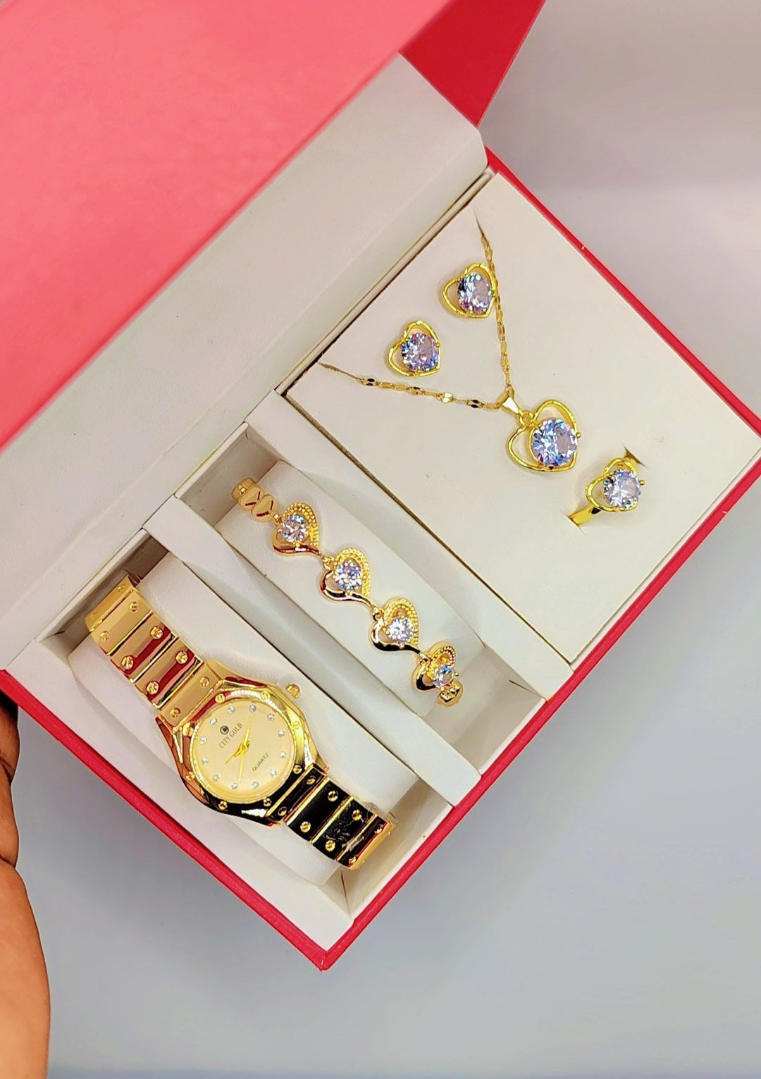 Luxury women's jewelry box with heart motifs