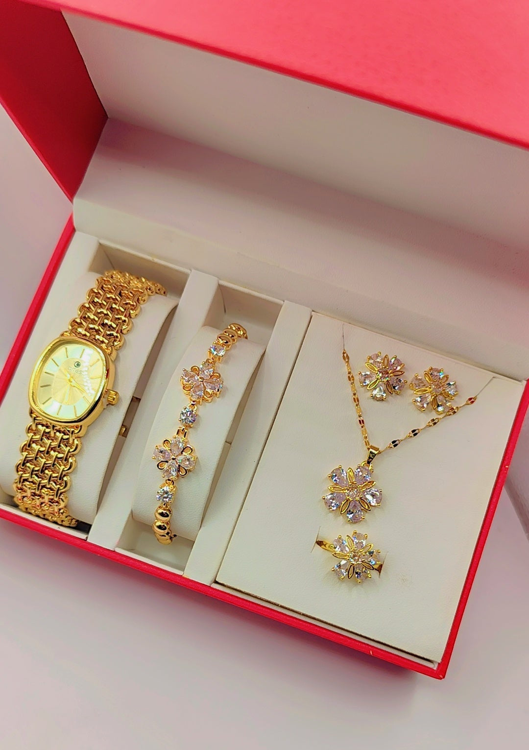 Luxury women's jewelry box with flower motifs