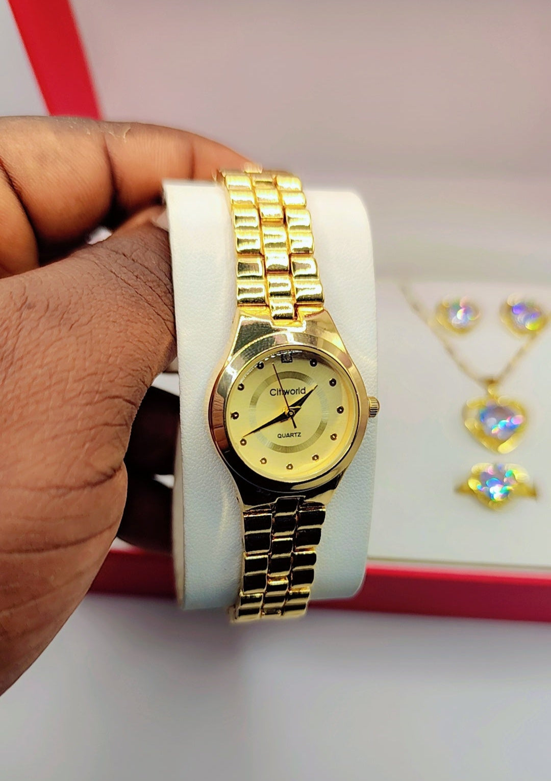 Luxury women's jewelry box with heart motifs