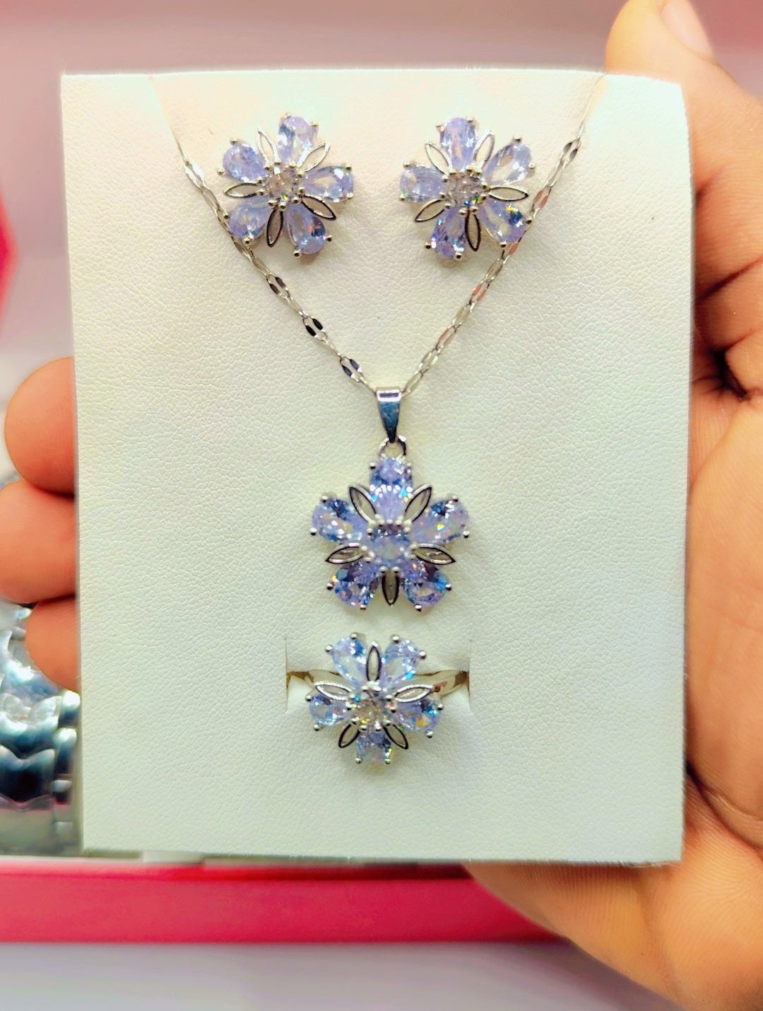 Luxury women's jewelry box silver model with flower motif