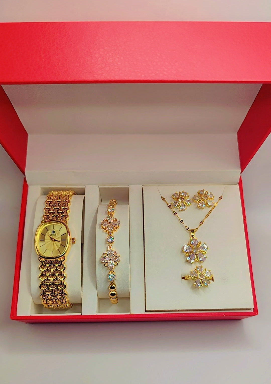 Luxury women's jewelry box with flower motifs